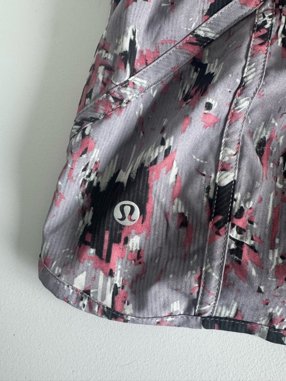 Lululemon x Peloton Tracker V-4 Shorts In The Floral Flux Multiway/ Raceway SZ 4 - Picture 6 of 10